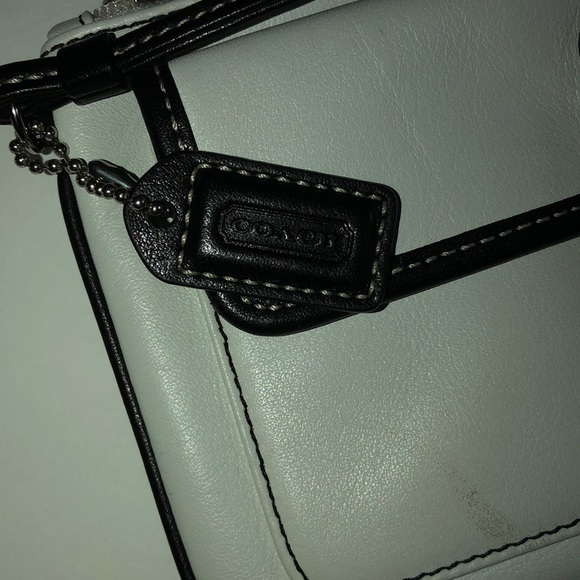 Auth Coach Wristlet White & Black - Picture 2 of 11